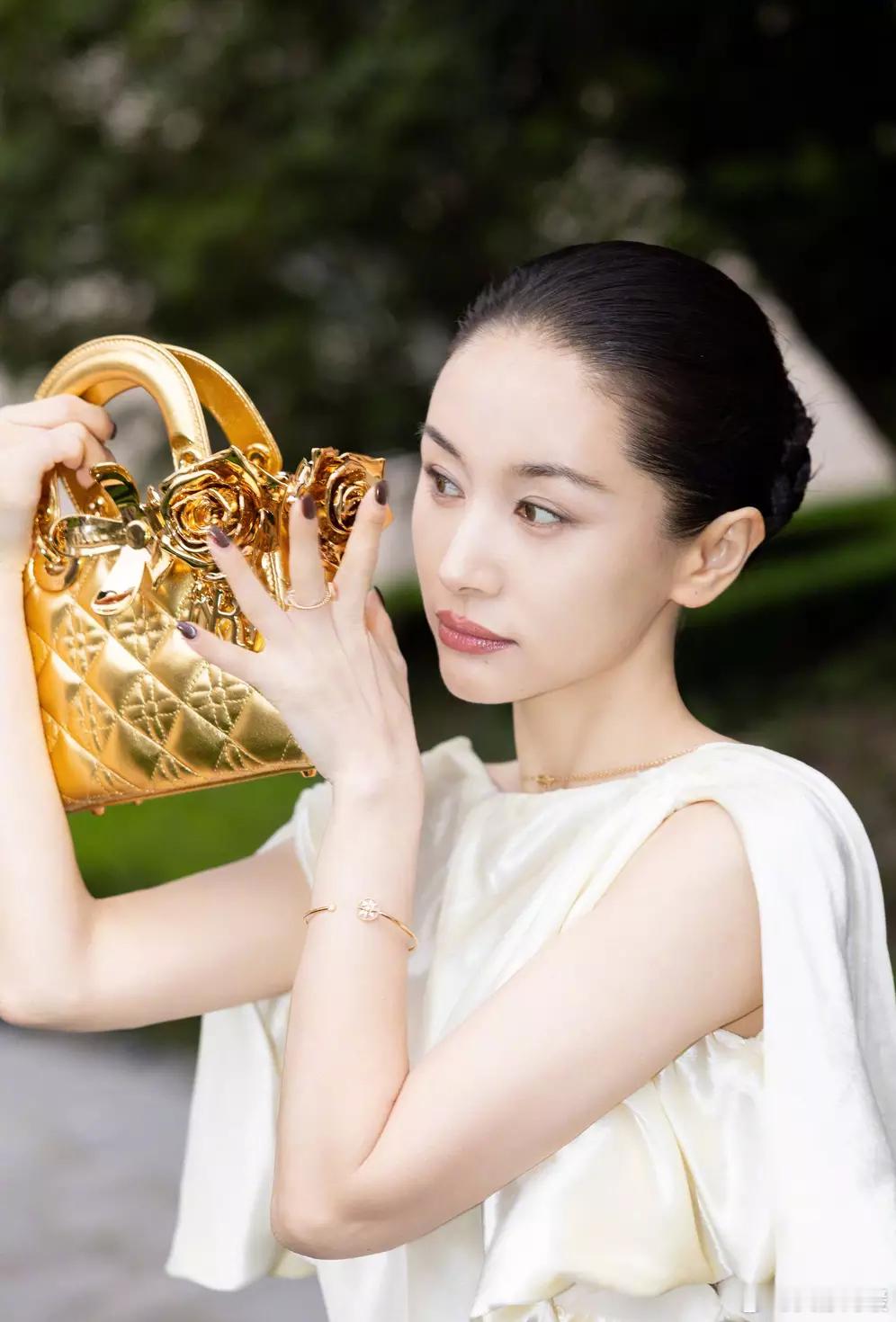 王子文穿白色露背裙身姿窈窕戴钻石项链大气时尚