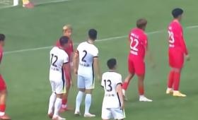 中国足协杯第四轮半场结束，青岛红狮与武汉三镇暂时0-0战平。上半场比赛进程显示，