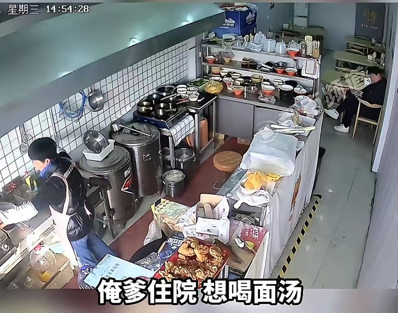 商丘这碗免费面汤，藏着中国人最暖的人情底色河南商丘一家医院旁的小店，最近因