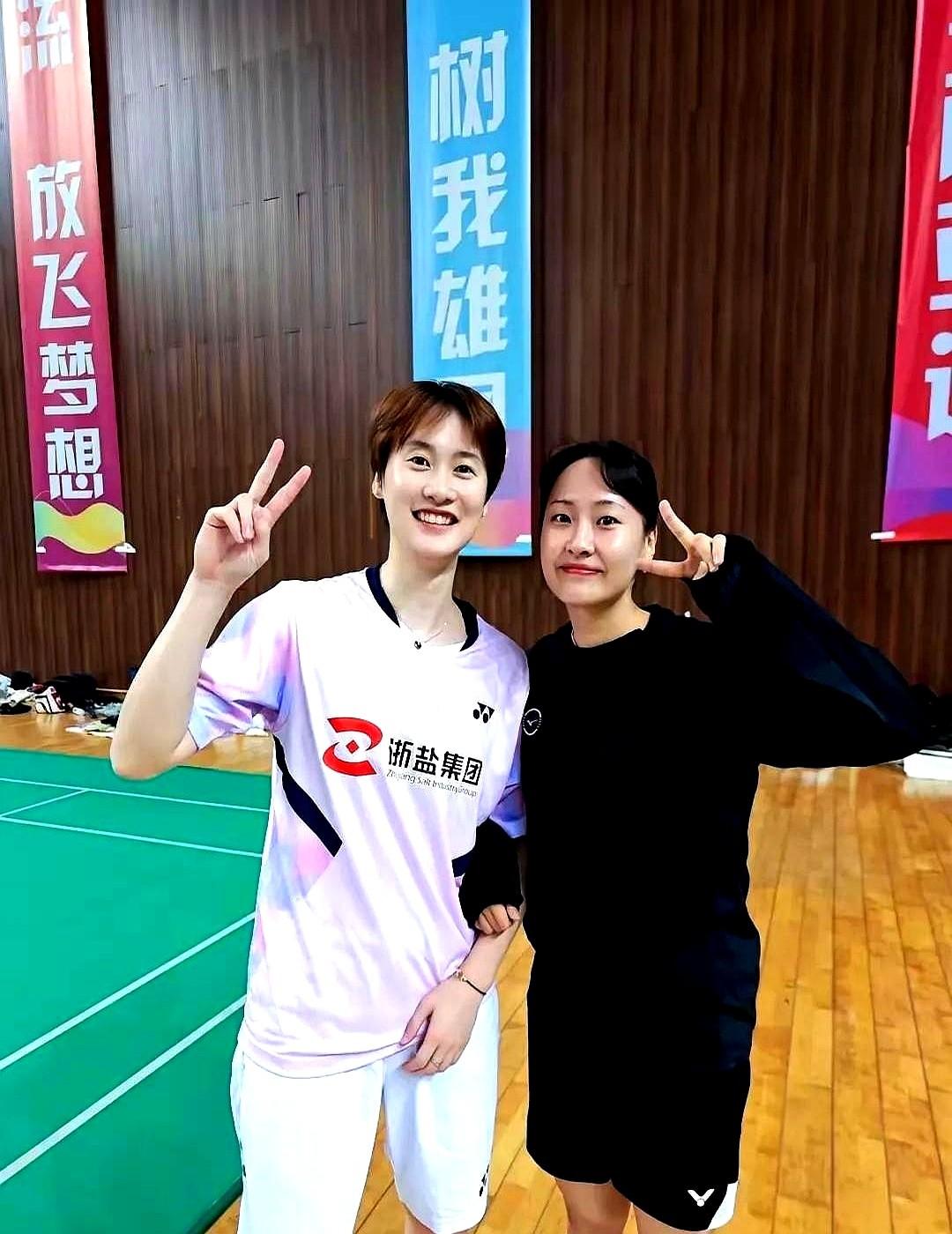 “韩国羽协刚办完退役仪式，主角却拎着箱子直飞杭州，连泡菜都没带一罐。”落地第