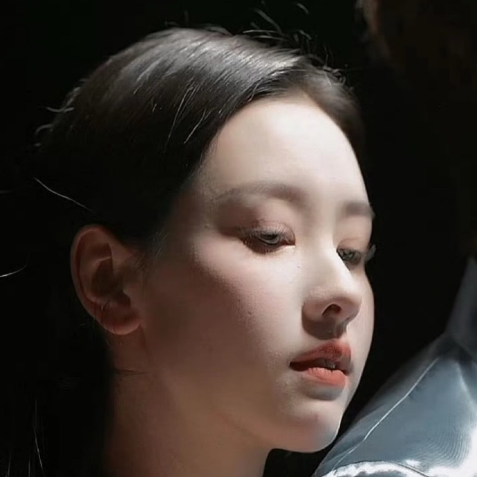 “陈都灵这种小鹅蛋脸无敌！！！怎么能顶光都那么美”​​​​