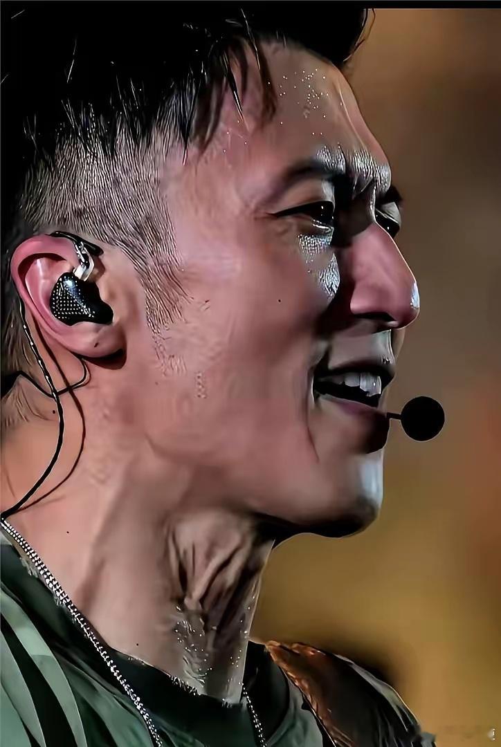 关掉十级美颜和滤镜，40多岁的男明星脸也垮了。谢霆锋出席活动的一组生图被传疯了。