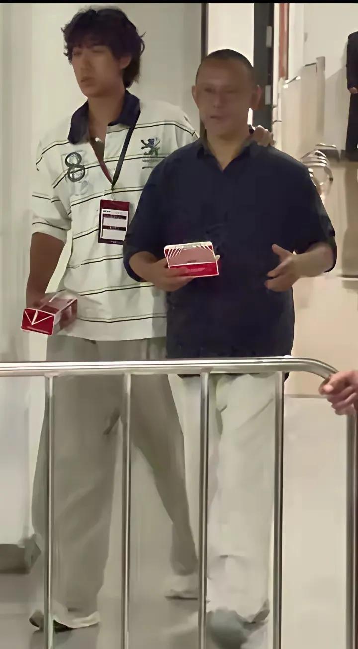 姜文父子，没想到姜文的儿子比他还要高，而且长的也好帅气啊！姜文虽然老了，但是他
