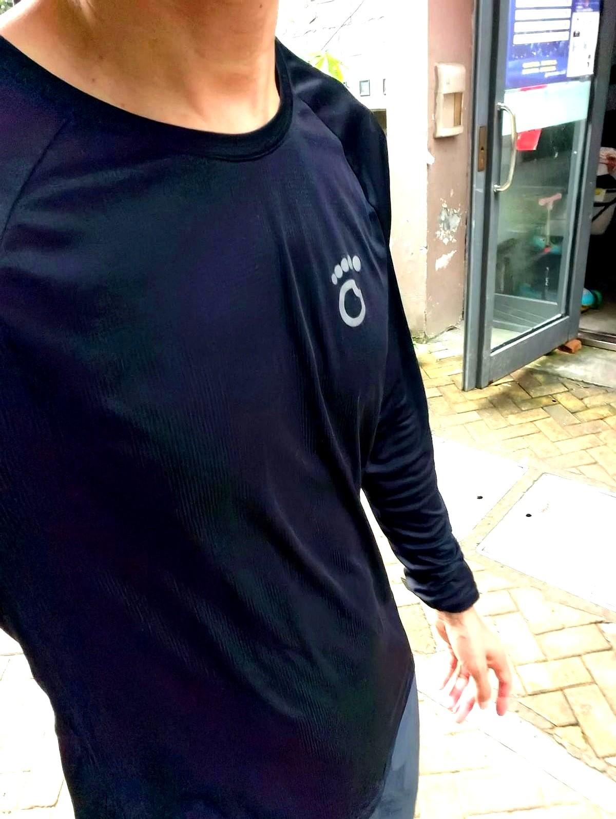 跑步软件跳出523配速,130心率,一切看上去像场漂亮训练。可他缩在公交站抖