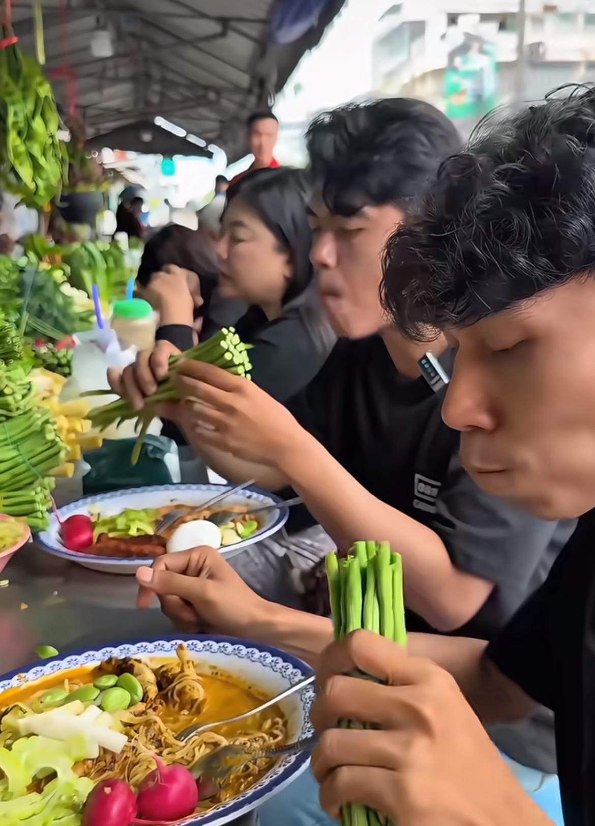 泰国人还有越南人真的很奇怪，很喜欢生吃蔬菜，连豆角都是直接生吃的，而且还吃得津津