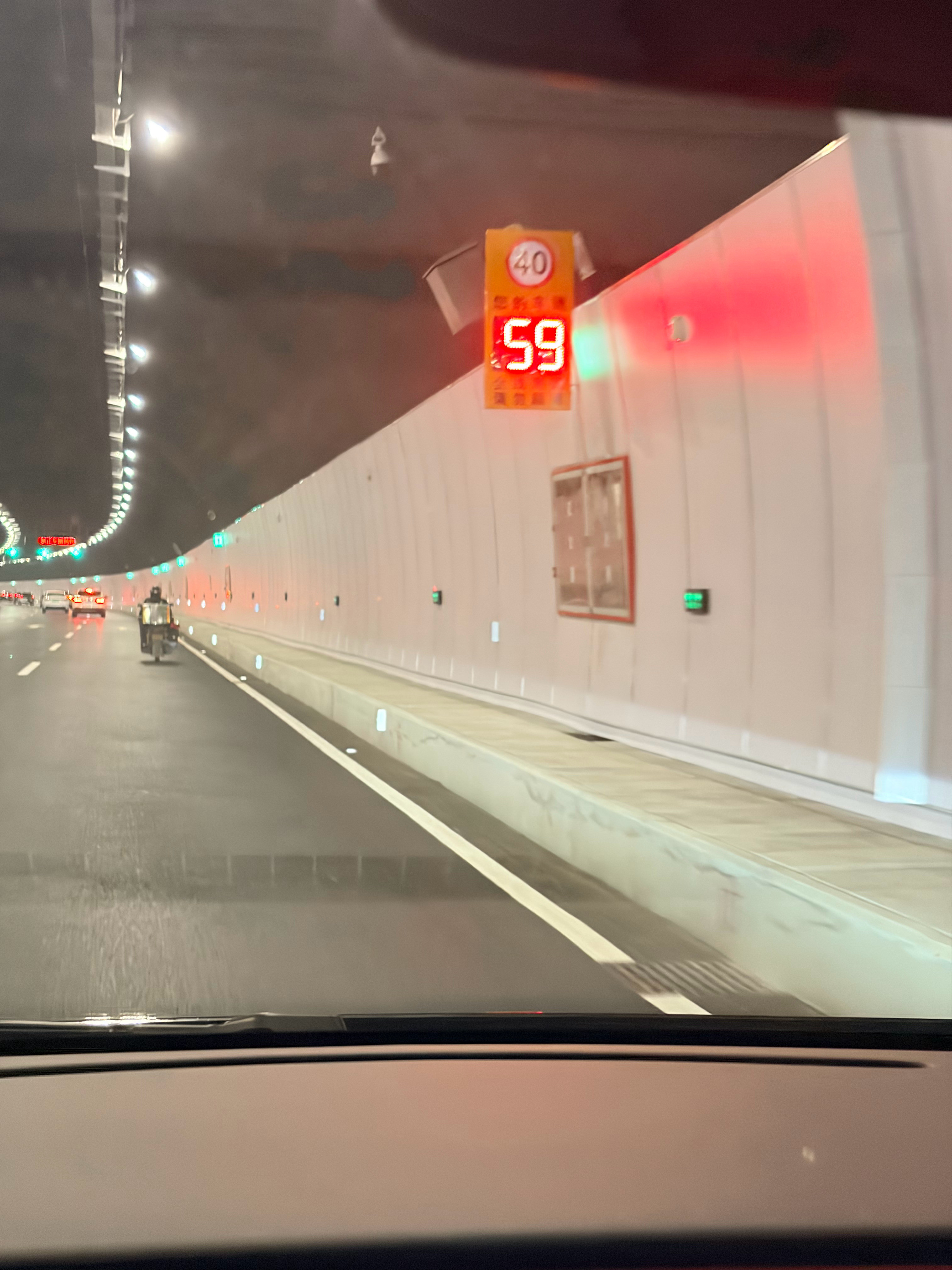 一个很困惑的问题请教各位老司机。这条隧道，三车道，可能是出口还在施工变成了两车道