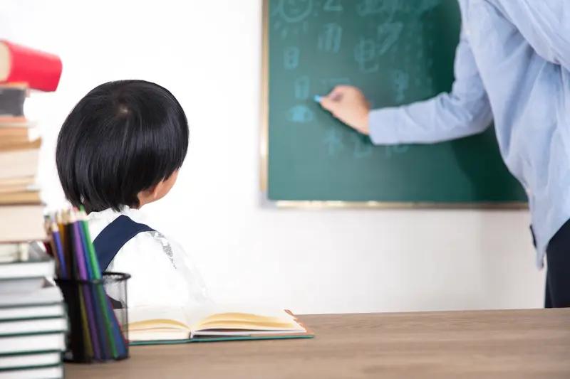 老师评上全国优秀教师其实也挺容易的，对有些老师来讲，那叫顺理成章的事情。我们这