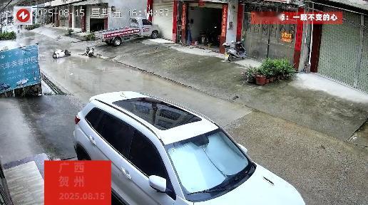 “看着都疼！”8月15日，广西贺州，一对男女骑着电动车，经过积水路面时，不小心打
