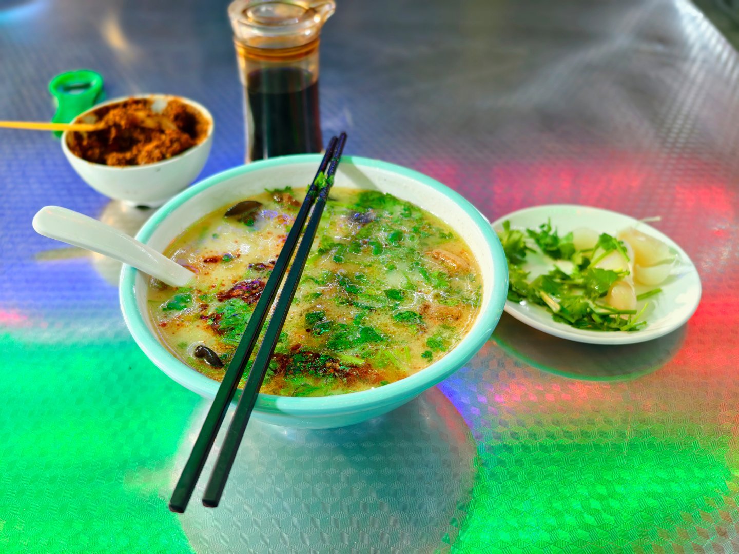 这家羊肉泡馍半年没来吃了，糖蒜欣赏不动[捂脸哭]老张杂谈​​​