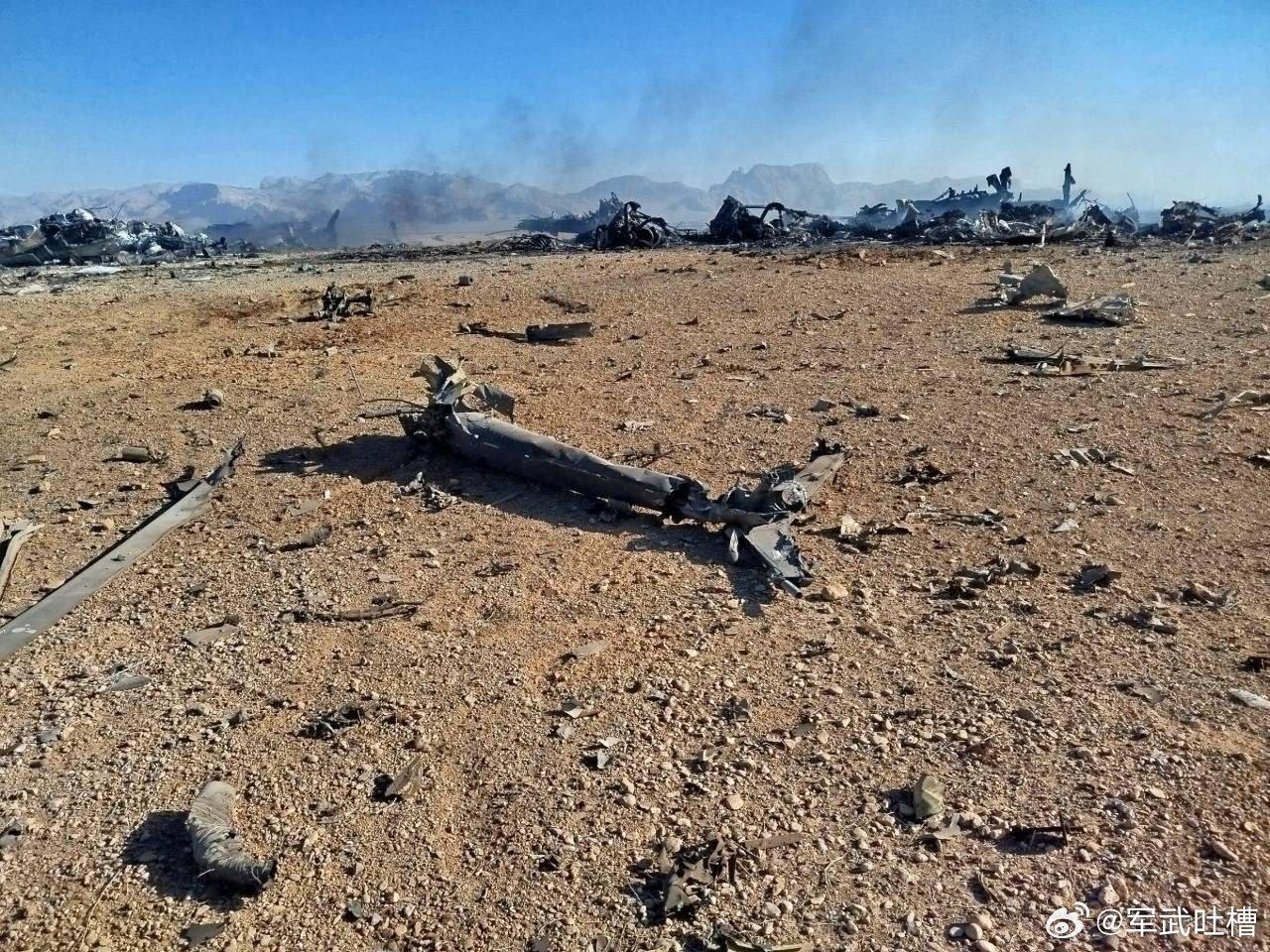 在两架被炸烂的C130运输机残骸现场，还发现了一架小鸟直升机的旋翼和主梁，这玩意