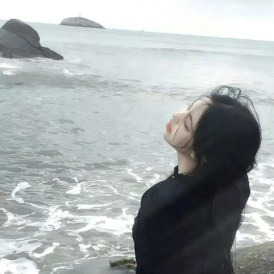 海边沉思，风中静立，感受自然的宁静与力量。沉思静谧氛围海边度假气质沉思照湖