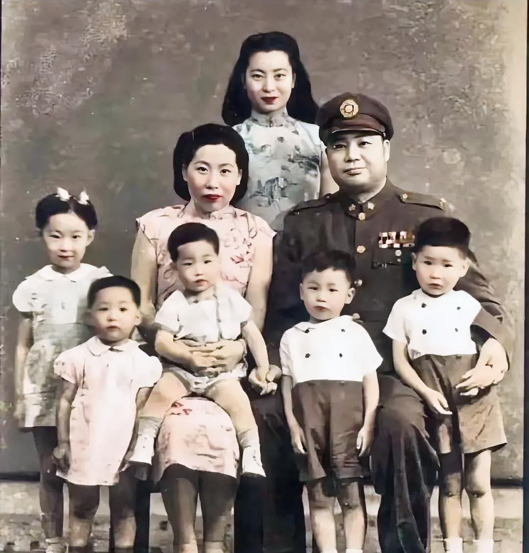 这才是他们一家八口的真实样貌，并非演员饰演的角色！这张珍贵的全家福摄于上世纪四年