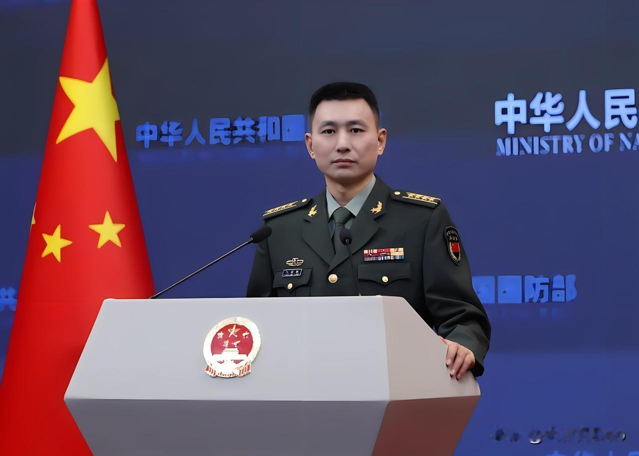 解放军全时待战！国防部强硬表态：台独挑衅必遭雷霆反击12月25日，国防部例