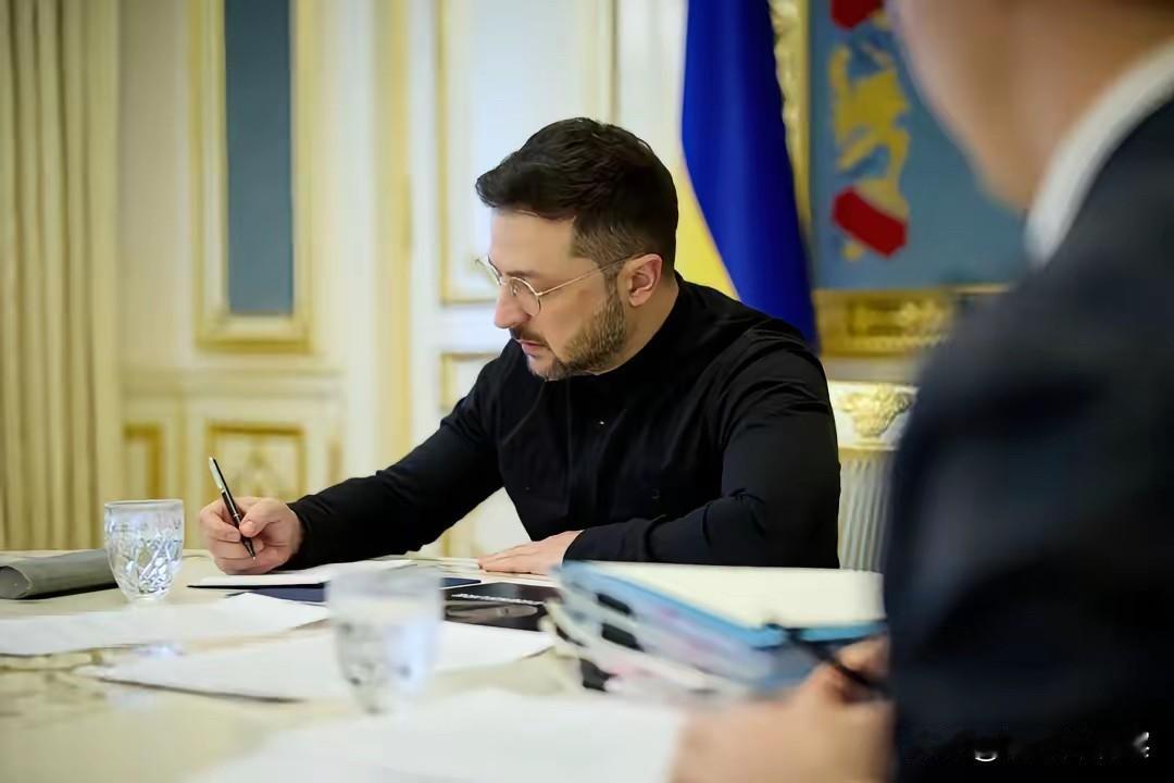 乌克兰没有俄粉，劝降泽连斯基，真是大言不惭，膝盖发软。乌克兰议