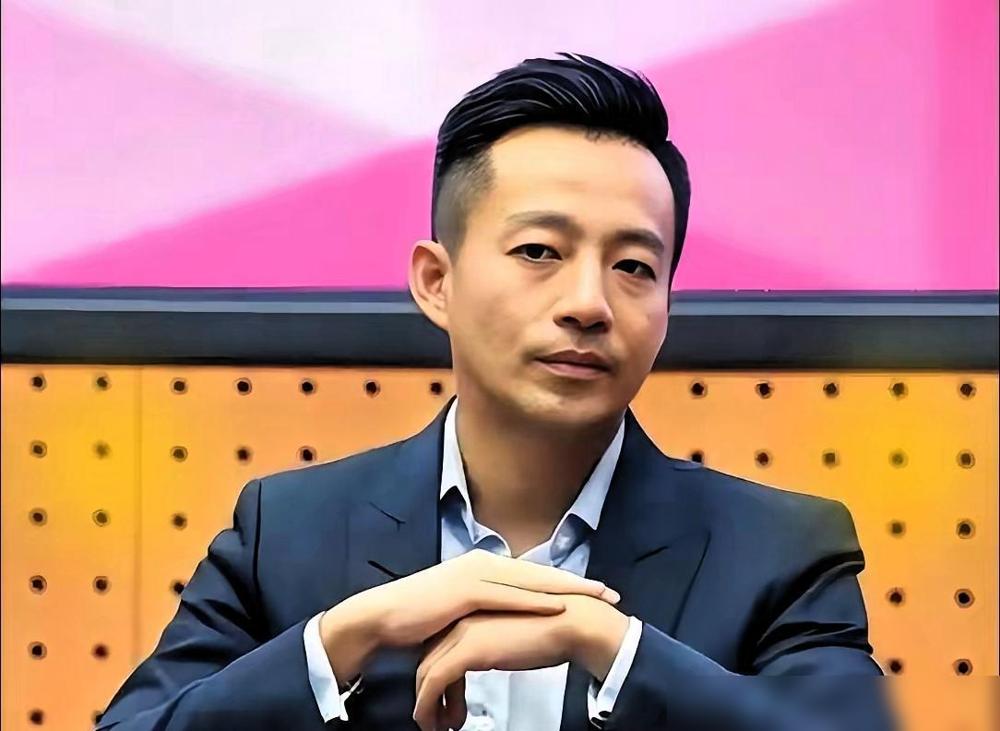 见过端起碗吃肉放下筷子骂娘的，没见过亲儿子把亲妈当成垫脚石再一脚踢开。汪小菲最近