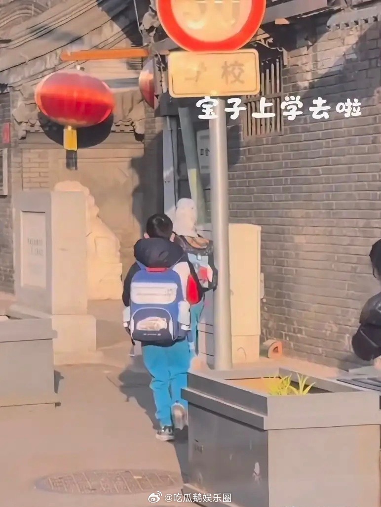 马龙老婆开车送孩子上课，8岁儿子在北京史家胡同小学，马里奥背着双肩书包，穿一身运