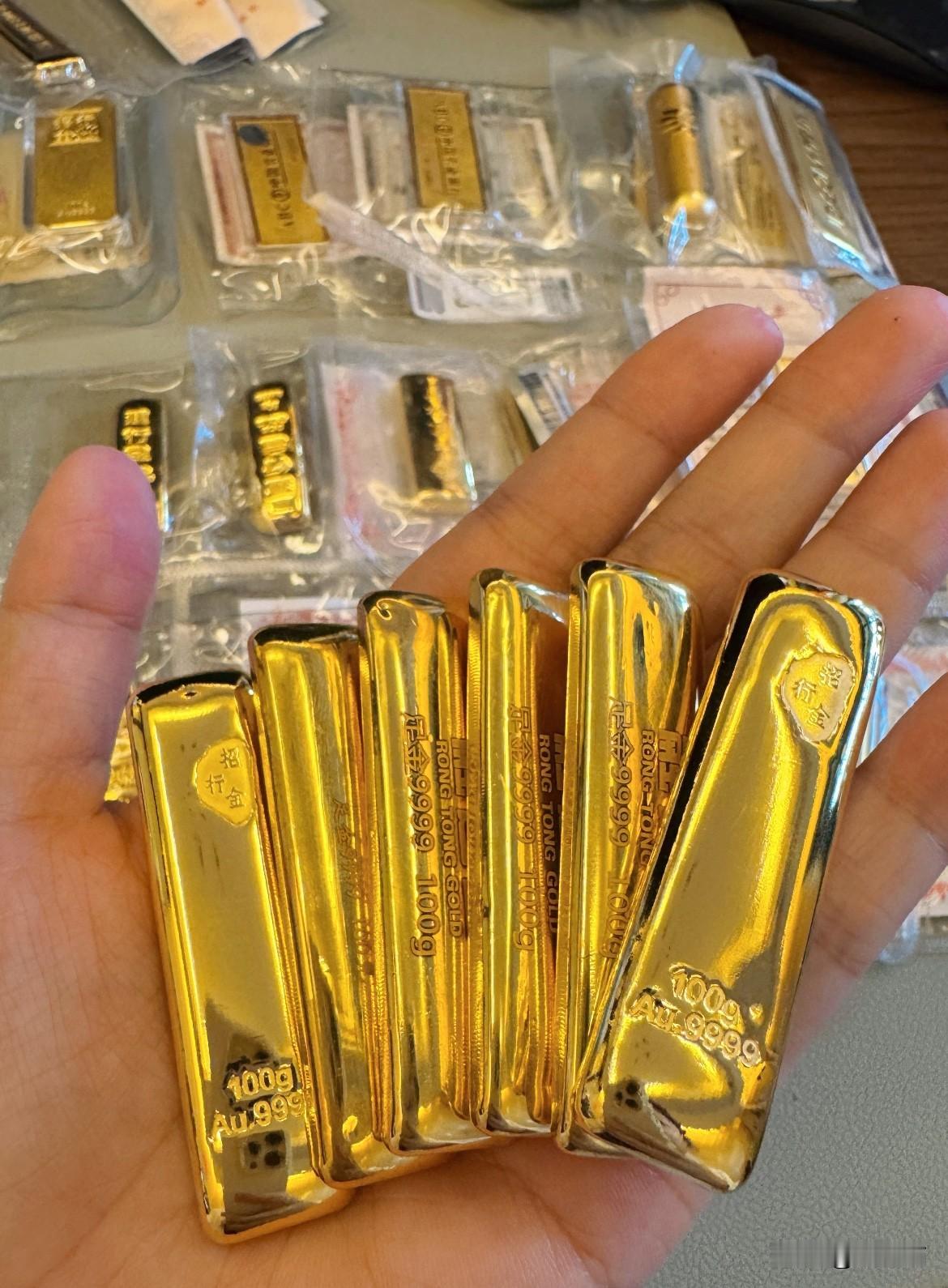 说实话，看完今天金价这过山车，血压真的控制不住了。前几天跌到878的时候，朋