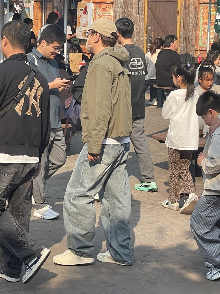 沈腾坐大摆锤，脸都吓白了，手把安全杆攥得死紧，旁边8岁儿子倒是一脸淡定。10月3号，北京欢乐谷，路人