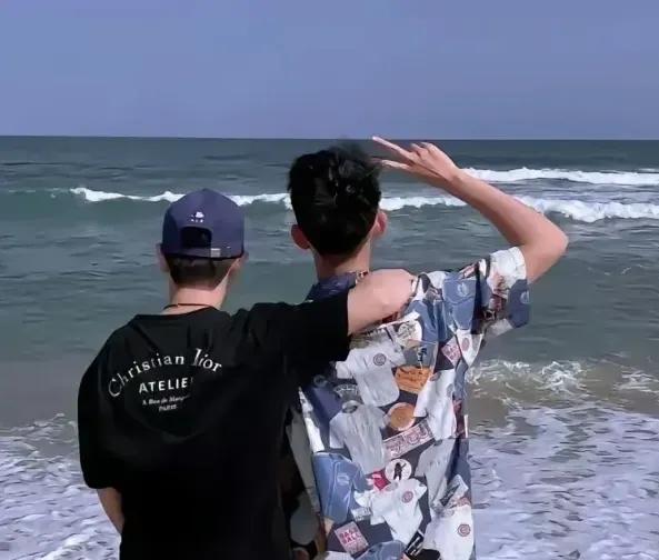 初见合照心竟莫名一暖莎莎站在男闺蜜身旁眉眼弯弯似含着星光唇角扬起的弧度