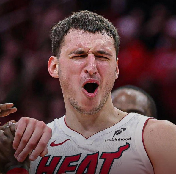 约维奇：邓罗跟我聊过，有段时间他觉得自己完全有能力帮球队赢球，结果却被按在板凳上