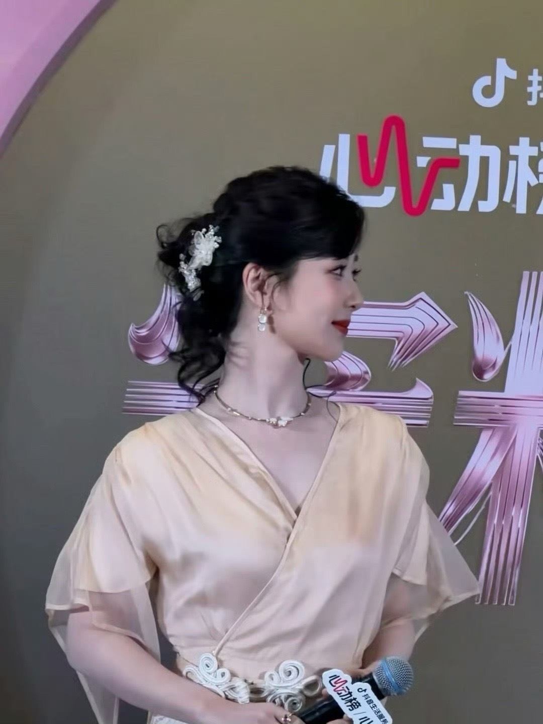 杨紫这个生图状态真的绝了，真的好漂亮，是那种没有攻击力的美，很亲和，感觉已经是董