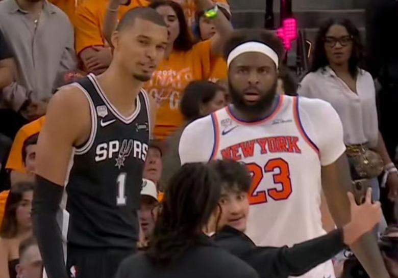 NBA总决赛，马刺主场对阵尼克斯的第一场比赛中，出现了奇葩的一幕。比赛刚刚结束的
