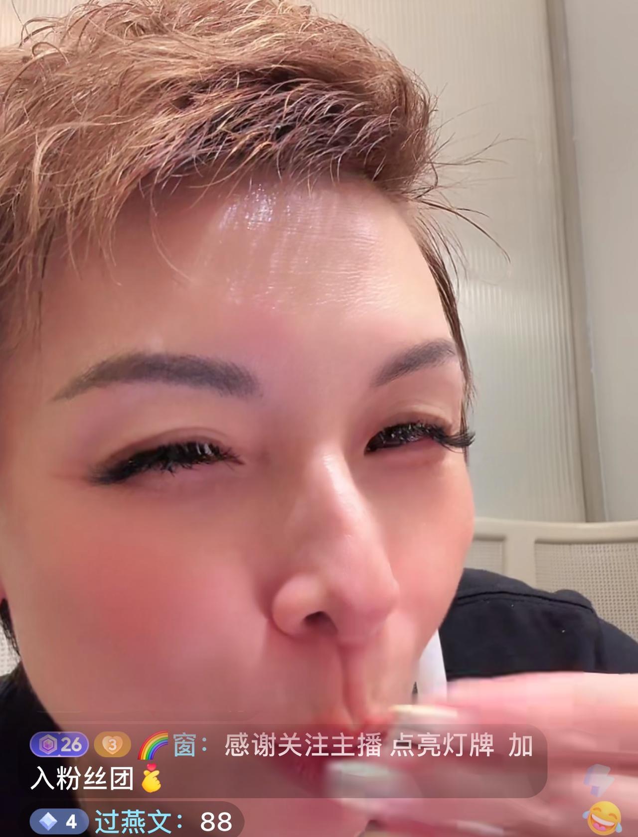 张兰这几天对公司的整顿有了效果！洋洋今天不远千里来到深圳的店里进行直播！看她