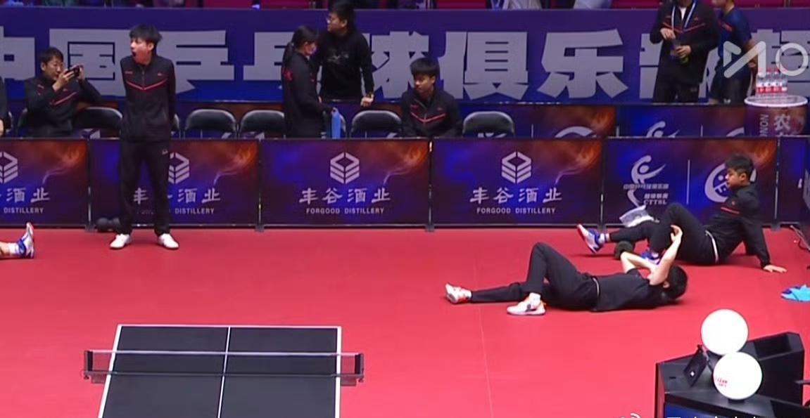 两眼一睁，男队就开始上班了[笑着哭]，山东魏桥的小伙子们开始锻炼了。黄友政这个哈