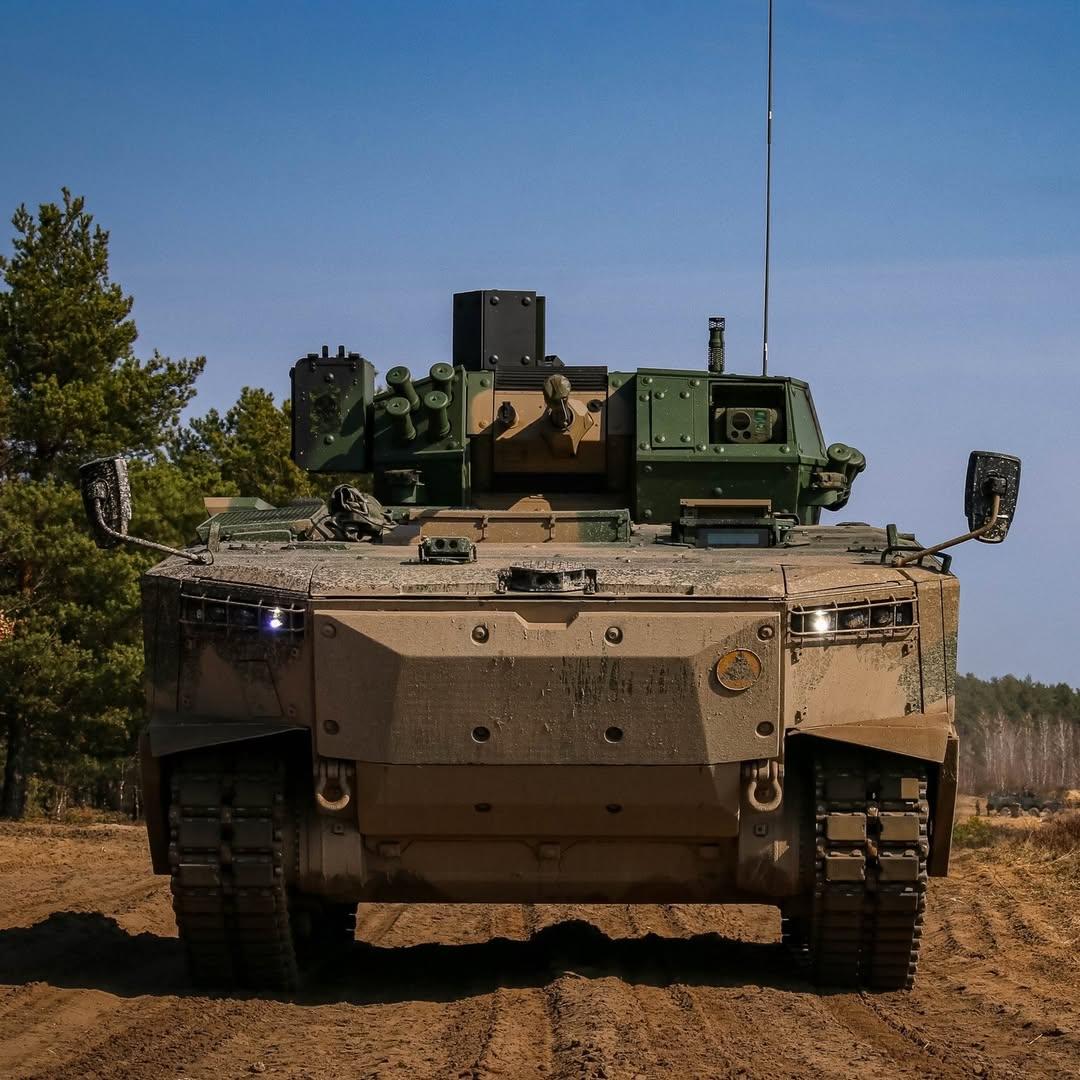 法国第15吉日科机械化旅的士兵在扎维萨奇训练场使用HSW和PGZ集团生产的最新博