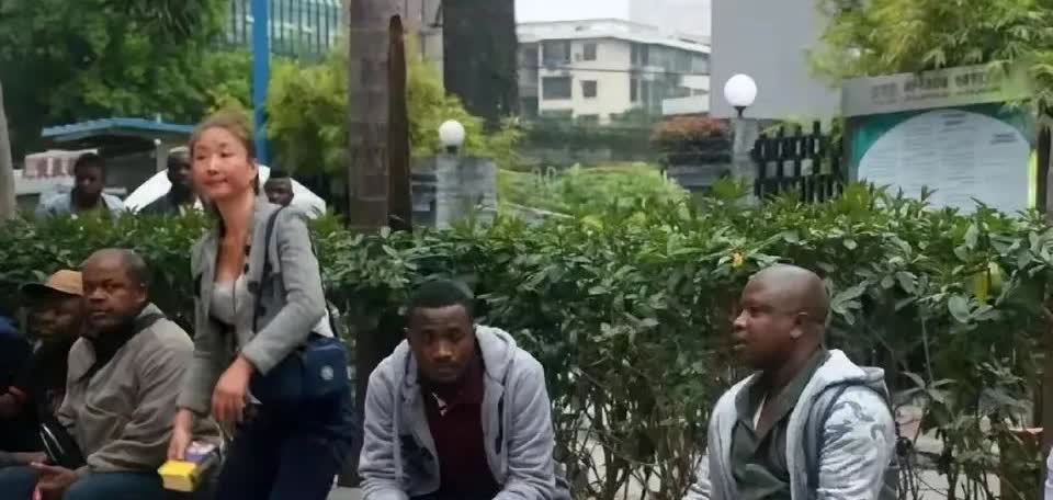 作为中国人，要是没身份证，简直是寸步难行。可有些非法滞留在中国的非洲黑人，居然能