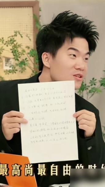 昨晚《与辉同行·破万卷》秒变相声专场。刘震云老师一句：“大家都爱看与辉同行。”