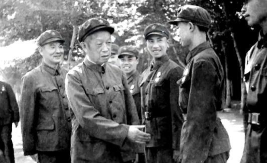 61年。王必成司令员在家看文件。看着。看着。突然。秘书走了进来。秘书说：司令员。