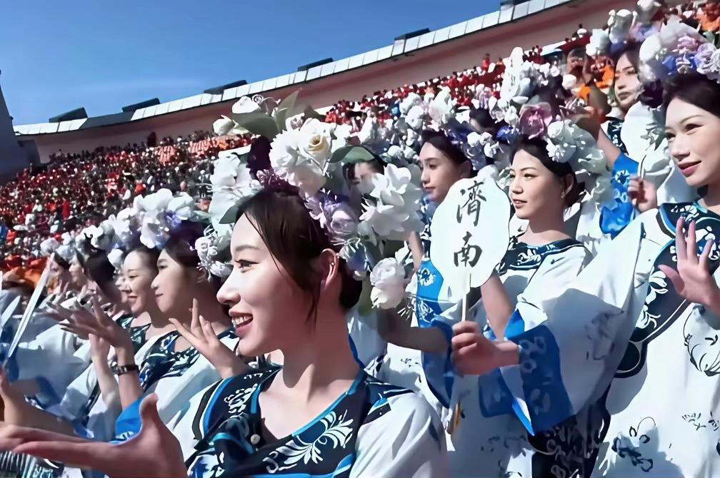 济南夏雨荷确实尴尬，和白蛇传完全不同！山东齐鲁超足球联赛，济南啦啦队搞了一群