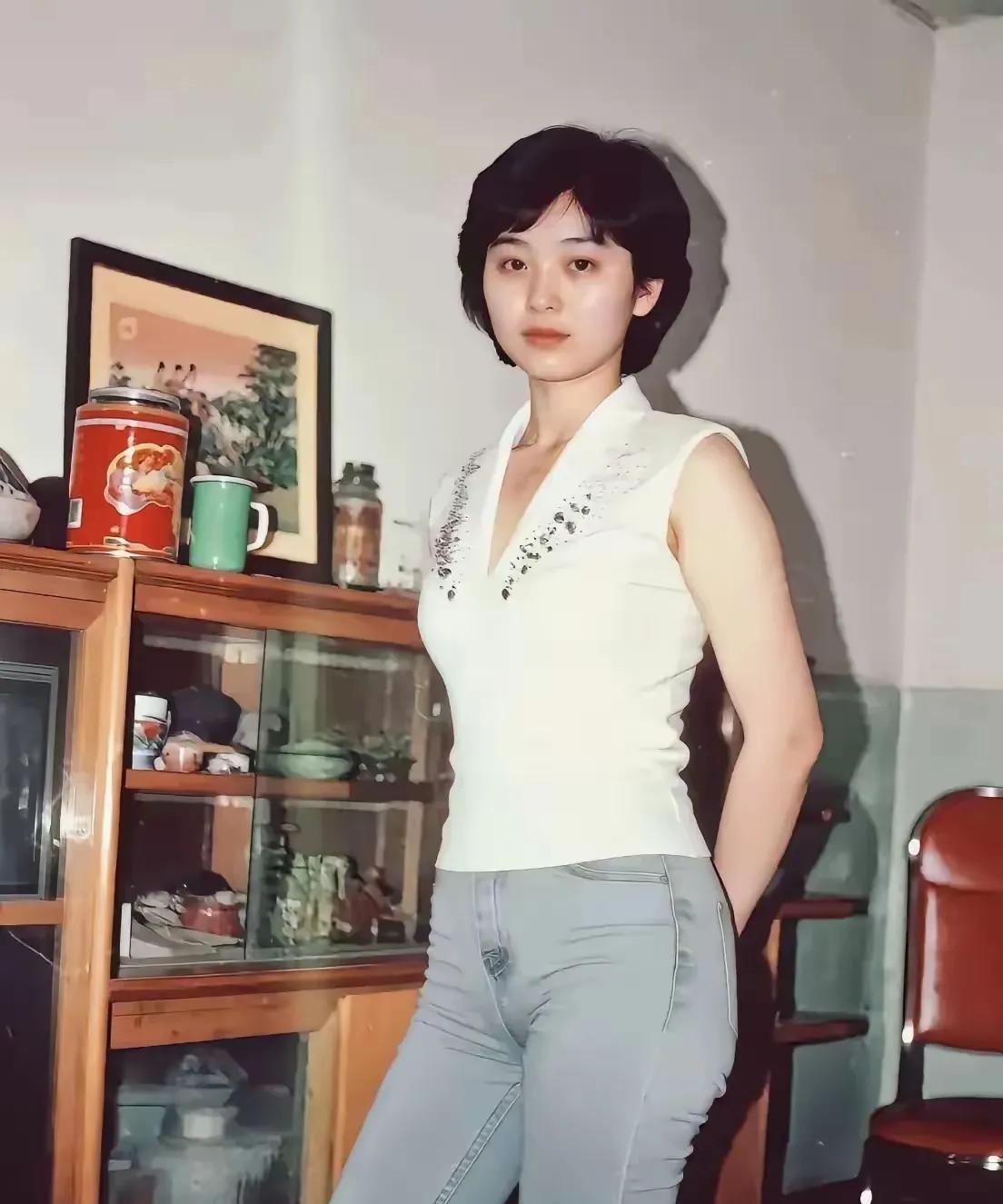 素颜美女，这至少也是三十年前的照片了，看穿着打扮家庭条件富裕。前几天在网上刷到