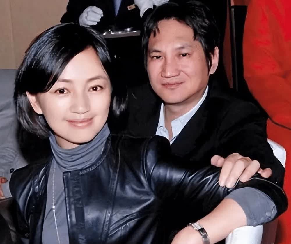 罗海琼这人不简单，出身普通家庭，37岁嫁了华谊副总裁费麒，47岁成了手握不少娱乐