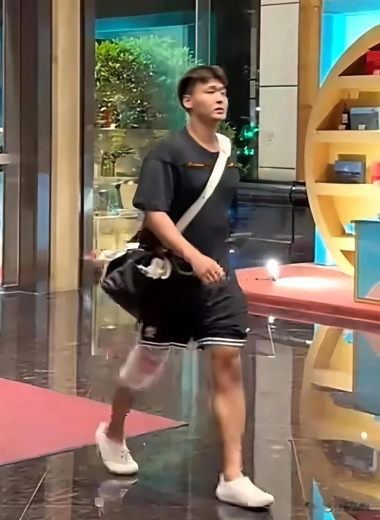 热身赛代价！昨晚广东全运男篮与西班牙赫罗纳的热身赛擦出了火花，对方14号对赵睿
