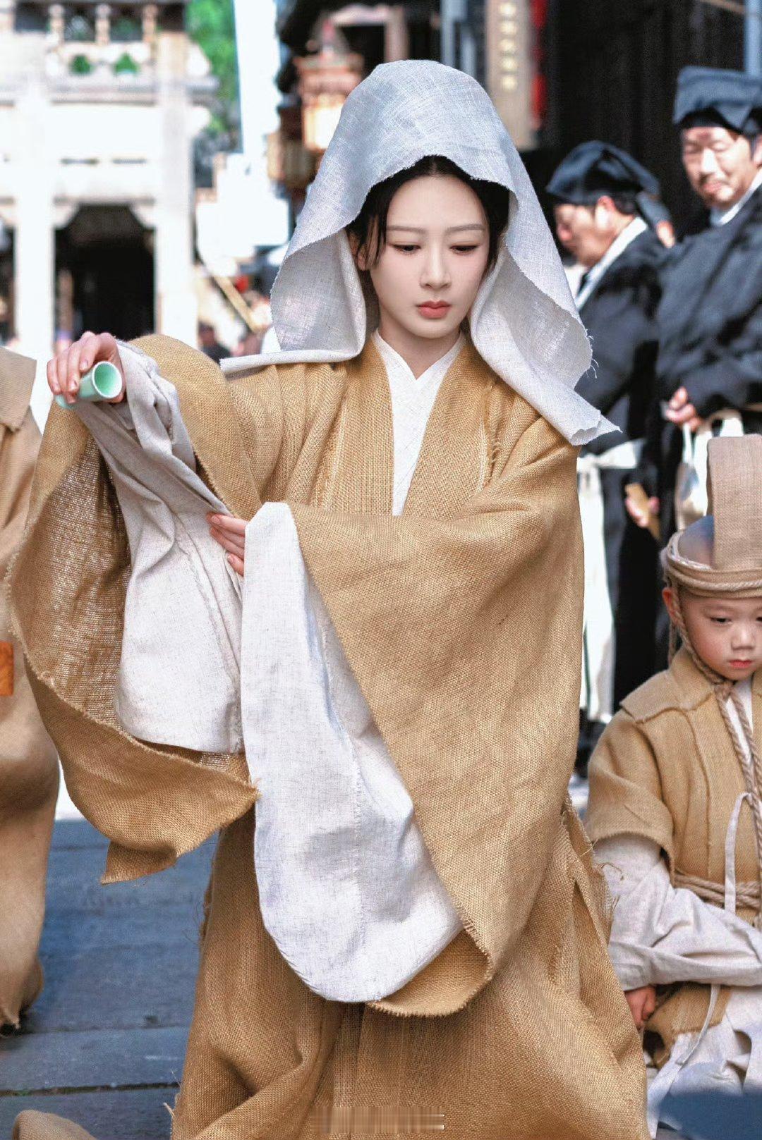杨紫杨紫李祯杨紫家业昨晚七祖母突然离开了哭死我了以后李祯少了一个七祖母抱抱李