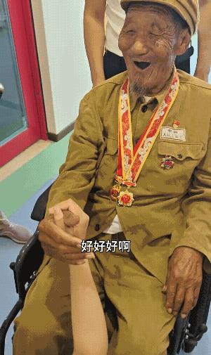 参加过抗美援朝战争的97岁老兵力量有多大？年轻人双手和他掰手腕都掰不过！这名参
