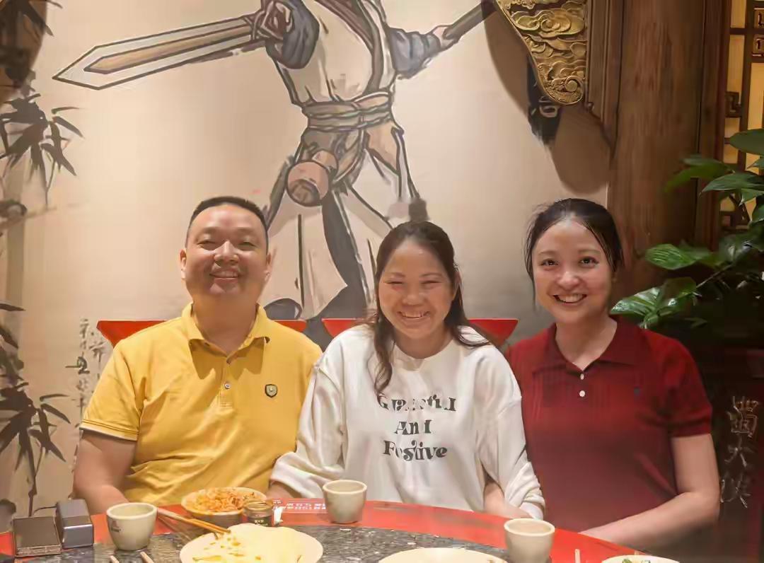 王晓举的故事太让人动容了。他一个多月大就被哄骗走，辗转到河南被收养。养父母家条件