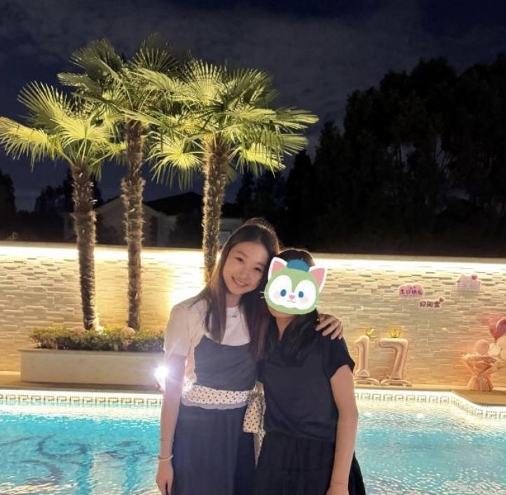 马伊琍和文章的大女儿17岁了，长得更像妈妈？虽然他俩离婚了，孩子们被养得很好，你