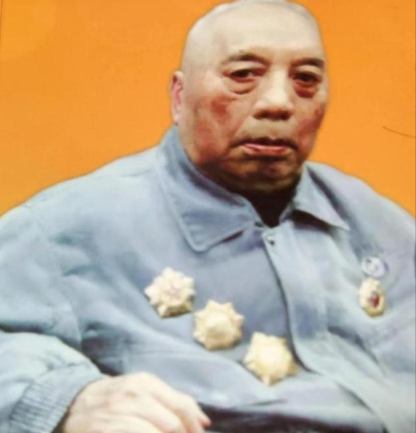 1976年初冬，兰州军区副司令乘坐绿皮火车，前往郑州出差。车过河南境内时，他