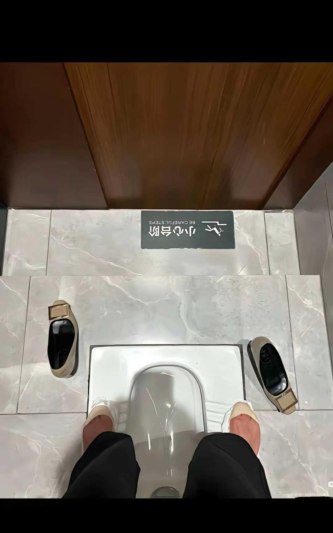 穿高跟鞋到卫生间得这样吗？不好意思我真没见识过