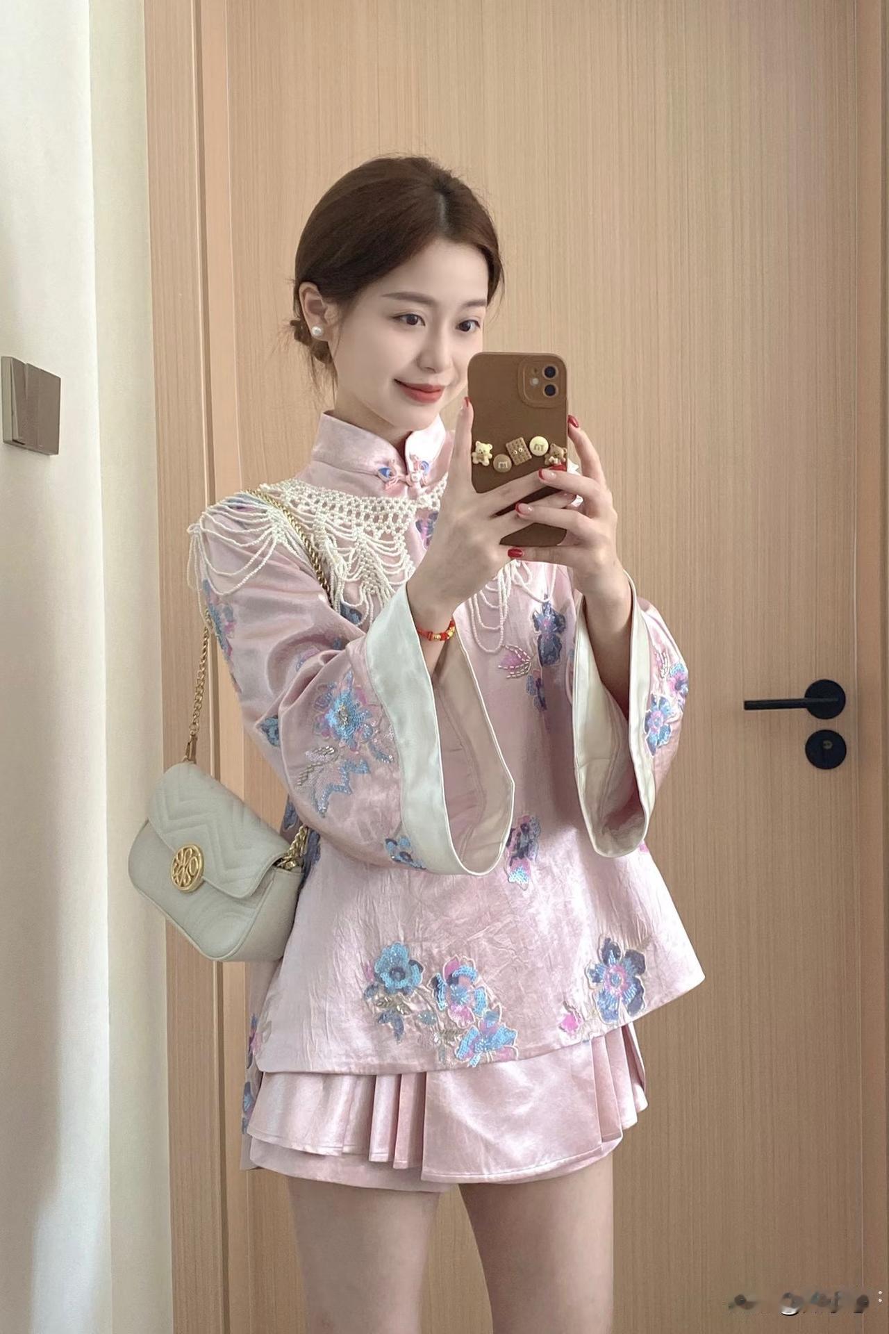 粉嫩刺绣旗袍，优雅气质满满！🌸💕