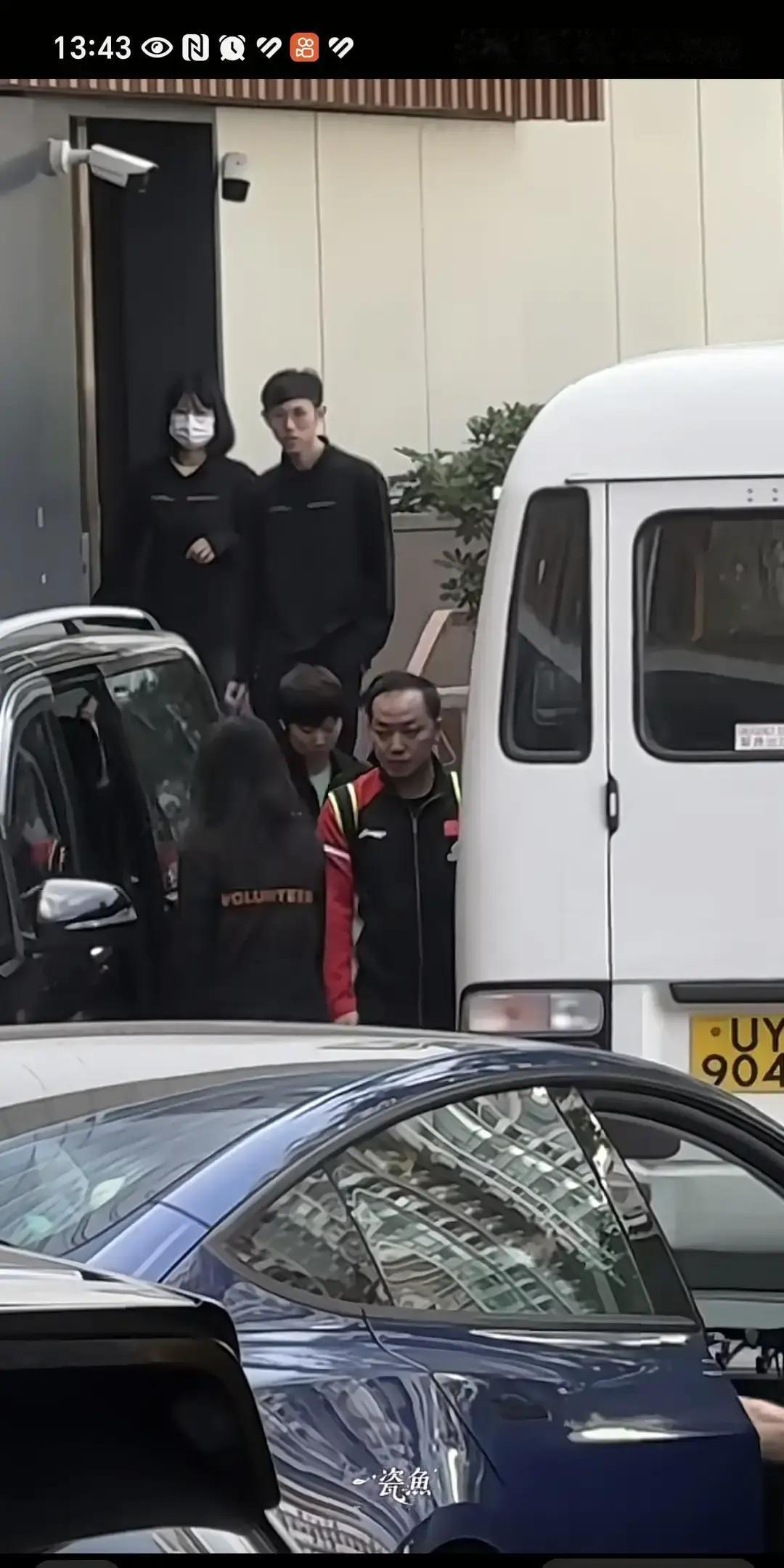 王曼昱今天和任浩一块去训练。到香港后她手机好像没离过手，看着挺忙的样子。