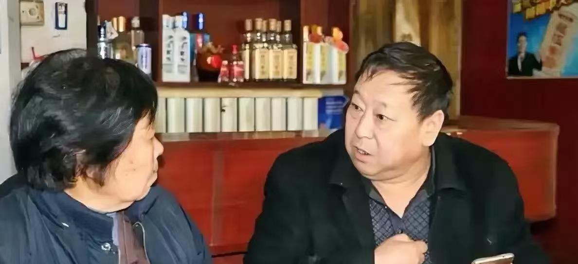 一个警察，给杀人犯买烧鸡，还给他披上大衣。这一举动，撬开了恶魔的嘴，也揭开了一起