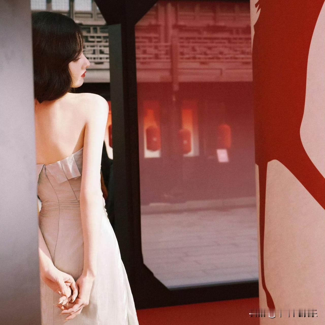 宋祖儿身着薄荷绿抹胸裙亮相，宛如春日里的一抹清新微风，瞬间吹进人心。那抹清透的薄