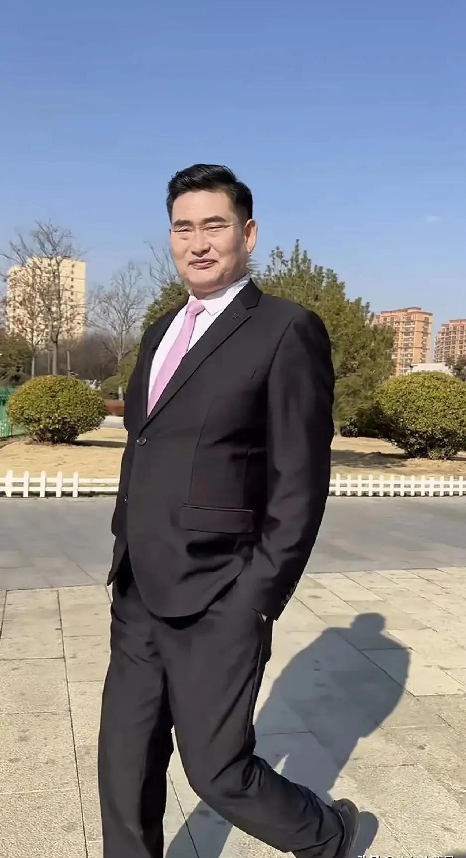 作为一个农民歌手，大衣哥朱之文还是守住了底线。君子爱财取之有道。正常的商演他接，