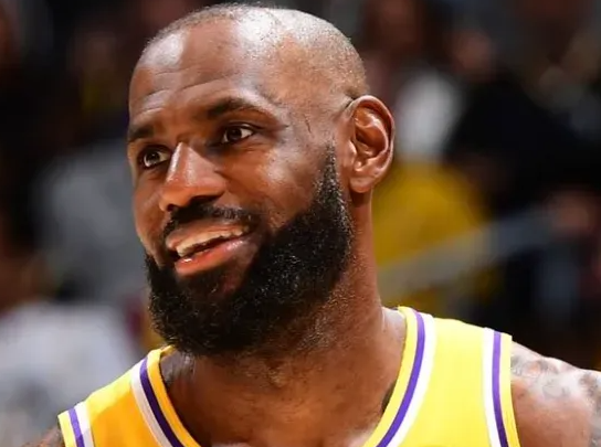 湖人球员勒布朗-詹姆斯接受媒体采访，谈及球队在第四节的表现詹姆斯表示：“我们必