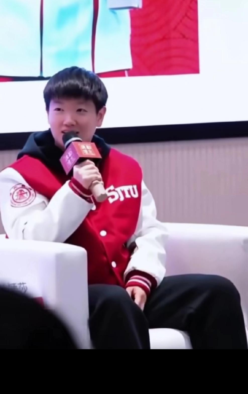 孙颖莎成功跻身清华大学研究生之列！这位出类拔萃的女孩，无论行至何方，皆能散发出令