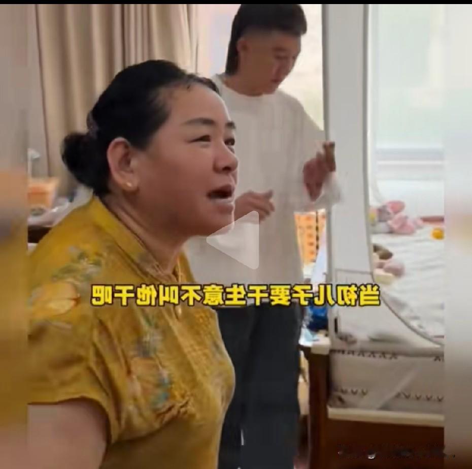 小故事！佟小喵家现在搞得一片狼藉。二子和小喵大吵了一顿，郭老大来了说